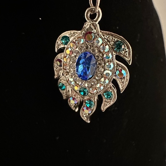 Peacock feather rhinestone detail on silver tone metal belly ring - Picture 2 of 5